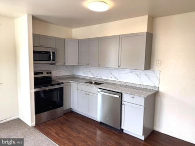 219 W Fifth St unit 2ND FLOOR, Lansdale, PA 19446 - photo 3