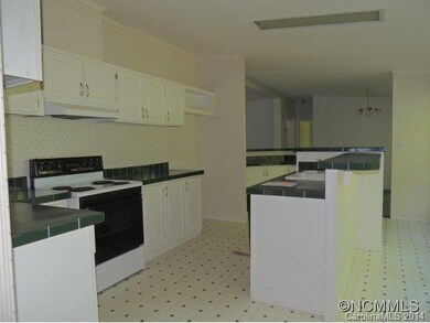 227 Quail Ln, Hendersonville, NC 28792 - photo 2