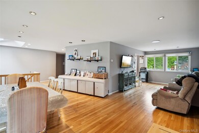 11 Robin Ln, Plainview, NY 11803 - photo 5