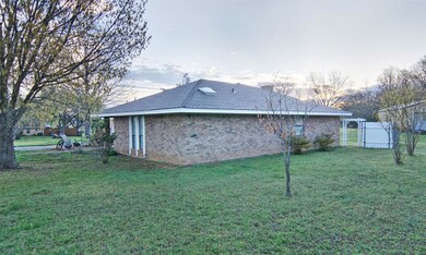 302 De la Cruz St, Weatherford, TX 76085 - photo 2