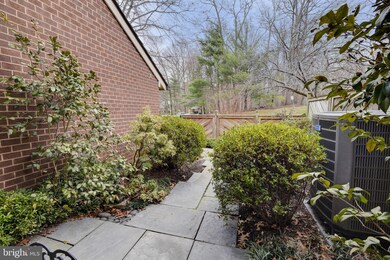 11074 Thrush Ridge Rd, Reston, VA 20191 - photo 4