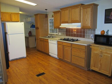 Large kitchen, nice floors