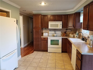 All kitchen appliances stay!!