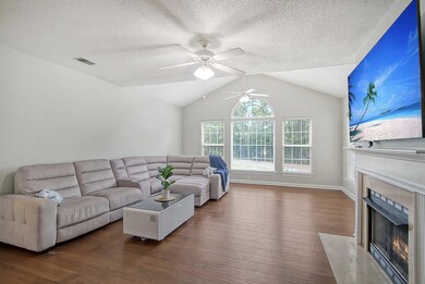 1728 Wyngate pro den couch