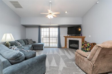 250 Cimarron Dr unit 321, Hiawatha, IA 52233 - photo 4