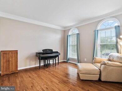 25189 Eisenhower Dr, Chantilly, VA 20152 - photo 5