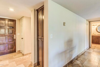 Entry 5124 N 31st Pl
