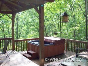 Hot tub in the trees
