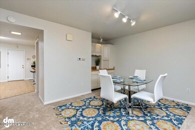 Dining room w/wet bar
