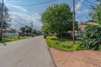 425 Caplin St, Houston, TX 77022 - photo 4