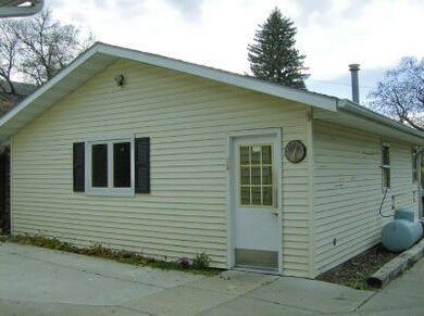 Finished and heated garage<|><|>