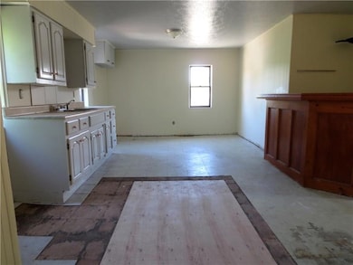 2nd Floor Apartment With Spacious Kithen. Floor re