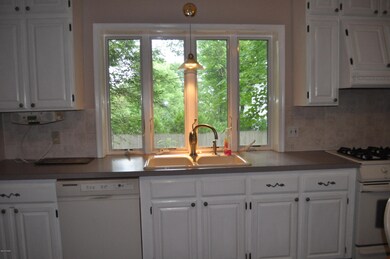 215 W Catharine St, Milford, PA 18337 - photo 3