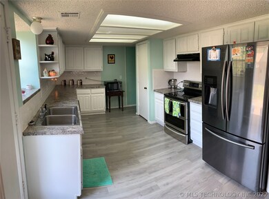 2704 S Narcissus Ct, Broken Arrow, OK 74012 - photo 4