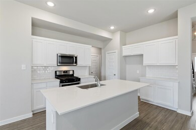 Kitchen with appliances with stainless steel fini