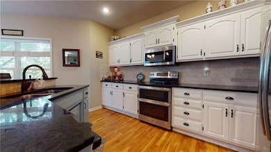 Tons of cabinets-granite coutnertops, SS appliance