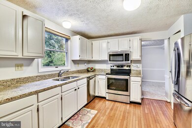 13638 Bellerose Dr, Chantilly, VA 20151 - photo 4