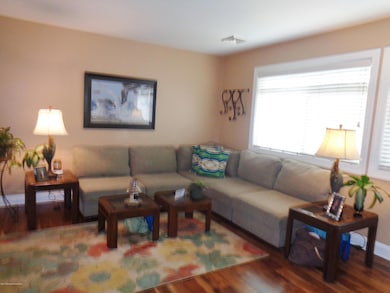 20 Middle Lane, Long Branch 004