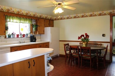 Fully equipped eat-in kitchen.