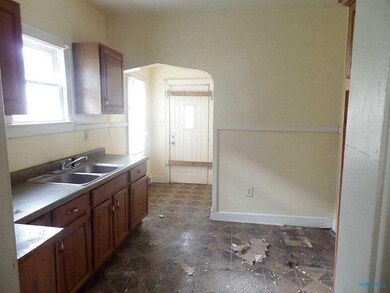Eat In Kitchen. Lower unit w/retail space. Nice oa