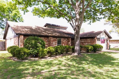 324 Stratford Dr, Hurst, TX 76054 - photo 2