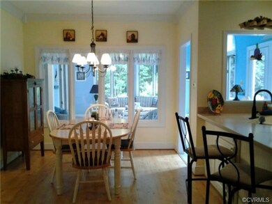Like to cook and entertain?  This Kitchen has such