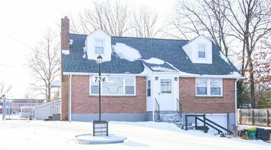 724 Krocks Ct, Allentown, PA 18106 - photo 3