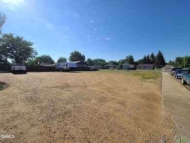 9 9th St E, Dickinson, ND 58601 - photo 2