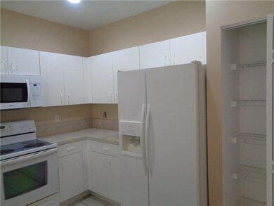 KITCHEN W/PANTRY