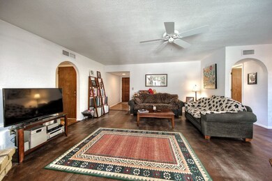 10609S42ndst005