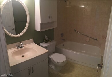 Full bathroom with toilet, tiled shower / bath com