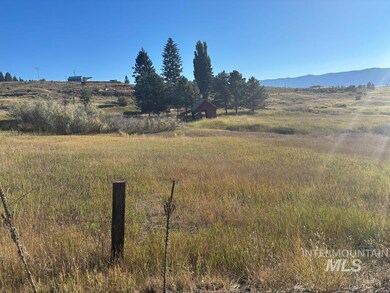 View of yard featuring a rural view and a mountain view