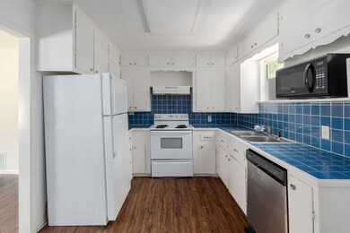 511 Jones St - Kitchen