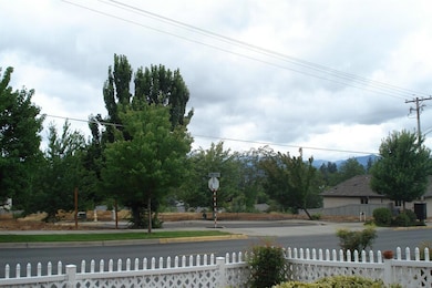 1060 NE Savage St, Grants Pass, OR 97526 - photo 5