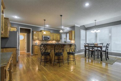 OPEN KITCHEN. SS APPLIANCES!!