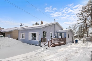 907 Chestnut St, Cadillac, MI 49601 - photo 2