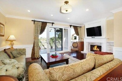Living room with fireplace 