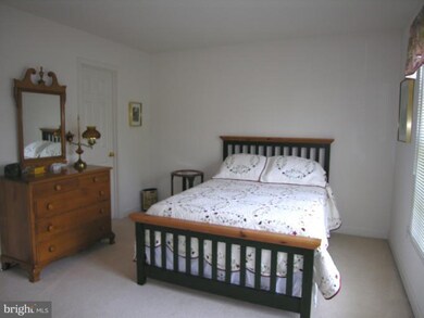 8303 Lord Fairfax Ct, Vienna, VA 22182 - photo 6