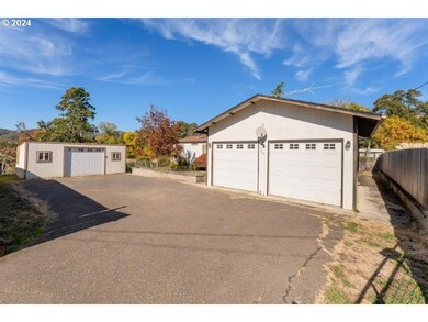 217 NE Peggy Ave, Roseburg, OR 97470 - photo 4