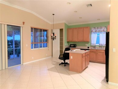 Eat in Kitchen - Island Kitchen