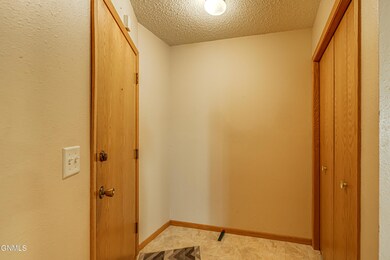 2710GatewayAve1F_0002