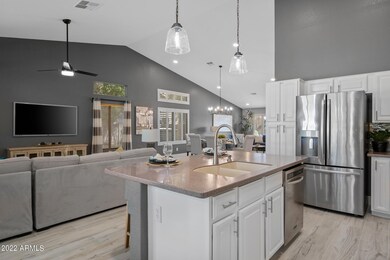 KITCHEN & FAMILY RM