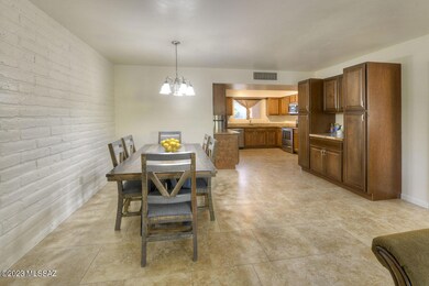 Lrg dining area w/coffee bar