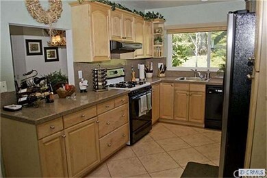 Convenient open pass thru from kitchen to dining/l