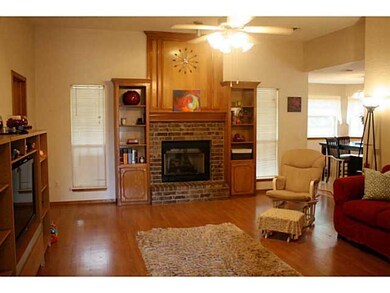 2604 E Hills Dr, Moore, OK 73160 - photo 3