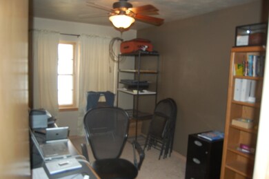 upstairs bedroom/office/dining room<|><|