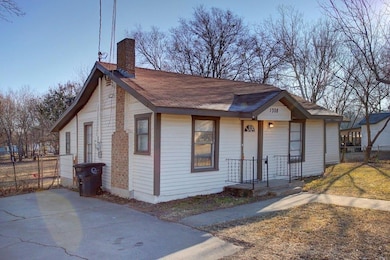 1308 Joslin St, Cleburne, TX 76033 - photo 2