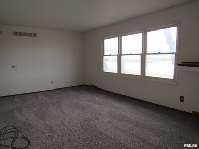 5439 N Pine St, Davenport, IA 52806 - photo 4