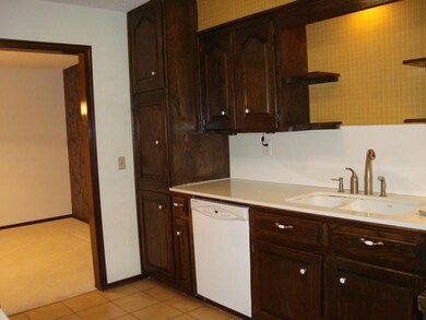 Kitchen. Pantry, Breakfast Bar, Solid Surface Coun