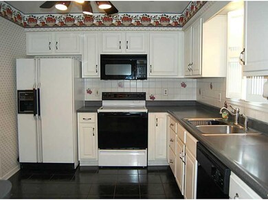 Kitchen. Just the right size eat in kitchen with a